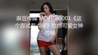  颜值不错的风骚女模特，大辫子漏出骚奶子诱惑狼友跟两位大哥激情3P