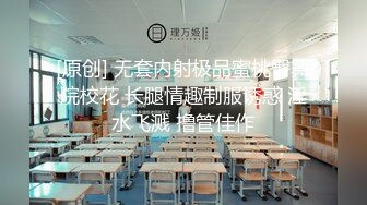 露脸黑丝情趣小美女，道具抽插无毛骚穴激情啪啪，惨遭各种蹂躏，表情好骚呻吟可射