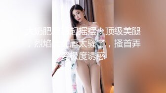  牛仔短裤美女干完骚逼后趁机又爆菊,痛的要躲开,被男的抱住狂干