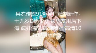 小伙去按摩店找熟人，却发现她正在与人交易，顺便偷拍！女的身材很不错，特别是后背纹身让人瞬间就硬了