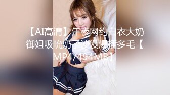 冒死爬窗偷窥邻居上高中的女儿回家洗澡