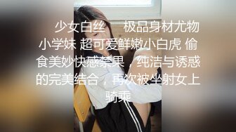 G奶肥逼网红美女掏出奶子道具自慰秀，翘起双腿露馒头肥逼给你看，振动棒摩擦插入进出，再用跳蛋震动双重享受