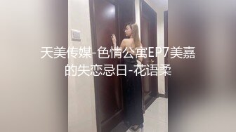  姐夫干小姨子圣诞情趣装眼镜骚女啪啪，揉搓奶子闭眼享受，酸奶抹屌深喉插嘴