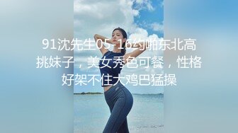 两个老铁约很嫩的妹子去玩3P 小伙鸡巴太大很难插入