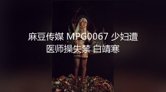 很骚的大姐姐跟眼镜哥激情啪啪直播，听狼友指挥吃奶舔逼特写抠穴，口交大鸡巴揉着奶子无套后入爆草射屁股上