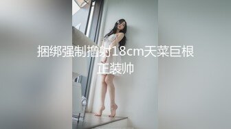  姐夫干小姨子修长美腿翘臀小姐姐，跪在沙发上被炮友脱下丁字裤