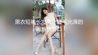 娃娃音超清纯金发萝莉萌妹，撩起衣服揉捏奶子，振动棒特写抽插粉穴，超级嫩进进出出，高潮搞得小穴很湿1