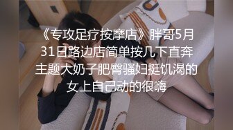 地铁上玩手机的妹子憋坏了一下车就找厕所