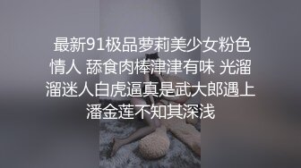 美女无聊对着镜头掰开粉嫩粉嫩的穴玩得不亦乐乎，想象一下镜头是你的脸是多么美好的一件事