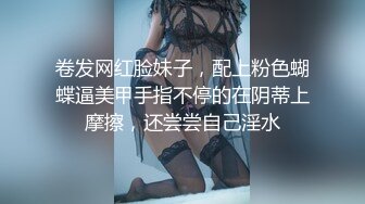  眼镜少妇吃鸡多P 被三根大肉棒轮流输出 骚叫不停 最后射了满满一脸精液 满足了绝对操舒坦了