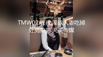 黑丝露脸短发风骚少妇用小嘴伺候大哥鸡巴，全程露脸深喉草嘴，电动道具抽插骚穴，听狼友指挥