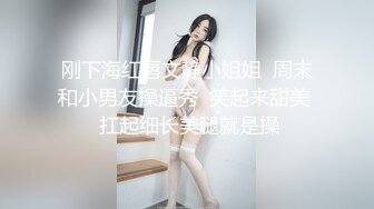 陪媽媽逛街的清秀可人大學眼鏡妹子,隱約能看到半透明蕾絲內褲