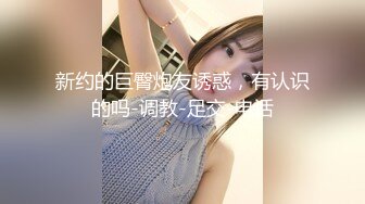  夫妻交换 老公操逼 老婆撅着屁屁舔他们的结合部位 同时被插骚逼 好淫荡好刺激