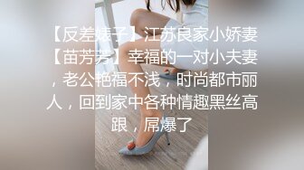 穿着睡衣躺在床上玩弄自己粉嫩的无毛穴