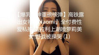 【新片速遞】商场女厕偷拍一边上厕所一边看视频的美女