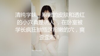   新来的黑丝露脸情趣人妻跟胖哥激情啪啪，亲着小嘴撸着鸡巴