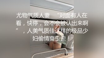 在浪漫情调室的镜子前做爱