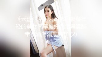 【母子乱伦】一个风骚老妈和孝顺儿子的故事，操母亲的大黑逼流淫水