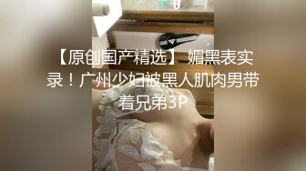 精致少妇 紧身牛仔裤要在车上车震 车就停在一个网吧的门口 太大胆了