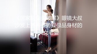 【新片速遞】  商场女厕小手电偷拍牛仔短裤美女❤️干净肥美的嫩鲍鱼