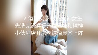 丰满少妇，穿上情趣装口交侧入抱着猛操