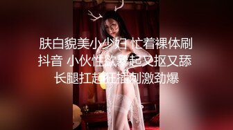 合租房门缝偷窥房东的女儿洗澡好像被她发现了赶紧溜