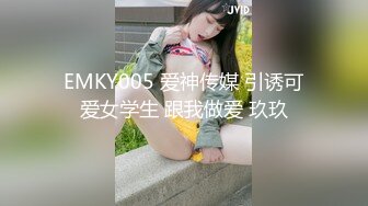 爬在天花板偷窥颜值不错的妹子在更衣间抹减肥霜