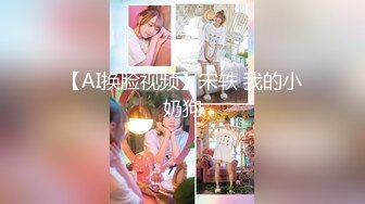 Ria 久留美在她可爱的 cosplay 中看着你的眼睛，轻轻地抚摸你暴露在她面前的搏动的阴茎。