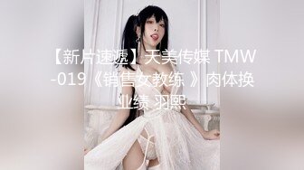 演出后台更衣室偷拍 身材不错的妹子换衣服,脱光衣服后还往胳肢窝喷香水，讲究人