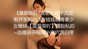 牛仔短裤大长腿贫乳美女和炮友居家啪啪，近距离特写口交舔屌，翘起屁股舔逼后入撞击美臀，毛毛修剪过掰穴诱人