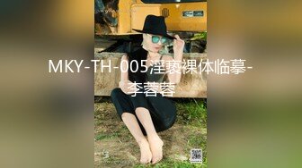 【在线】两个小伙带小姐到KTV包房灌啤酒还让人脱了站在桌子上唱歌