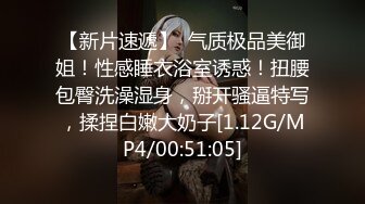 哥们当面玩弄媳妇，看着媳妇再别人身下被蹂躏，绿奴兴奋到爆炸。