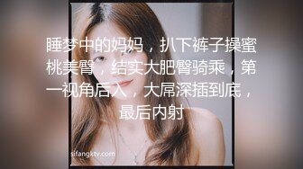 长相文静的极品美臀女神居家激情啪啪的!