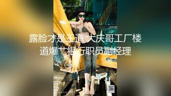 苹果手机门缝偷拍爱狗的合租妹子脱光衣服一边打电话一边揉胸