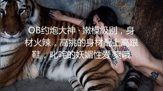 ❤️淫靡婚纱❤️绿帽贡献妻子给别人玩，穿着婚纱被单男拽着头发肏，自己只能看着老婆被内射撸 极度淫骚