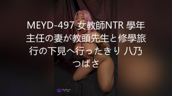 黑哥叫朋友搞自己老婆宾馆里外3P，露脸吃奶子又抠逼还要骚逼给口交，压在身下打桩机式抽插浪叫不止精彩刺激