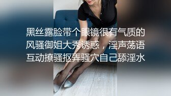 2024年2月超级反差母狗【六花】大年初一拜年美背滴蜡写龙年大吉，高价付费福利，还有比她更骚的吗？ (2)