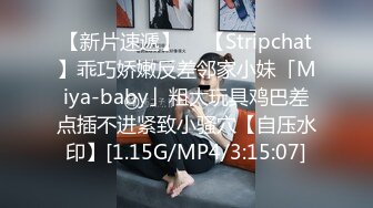 【新片速遞】  少妇在健身房健完身 香汗淋漓就到更衣室 脱衣紫薇给你看 身材真好 骚水真多 抠的啪啪响 