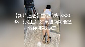 偷窥美乳美女在家休息只能玩手机和小狗度过时光