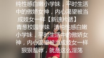 穿着浅蓝色轻飘飘百褶裙美女逛街裙子被风吹起内裤全露出发现用手去捂已经晚了