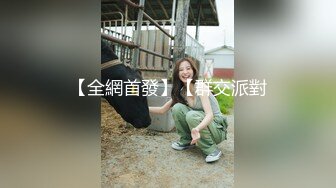   满背纹身新人小妹！性感蜜桃臀假屌深插，无毛骚穴振动棒伺候，地上假屌疯狂套弄，水声哗哗太骚了