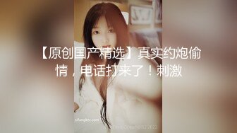 熟女老妇女也有人爱,纹身大哥勾搭上电子厂後勤保洁大妈,边打电话边摸J8,抽插