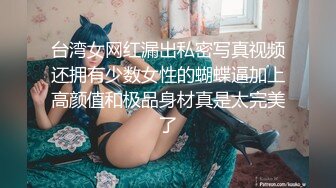  科技园女厕蹲守牛仔裤大美妞 毛丛间阴户高高突起就开一个小缝