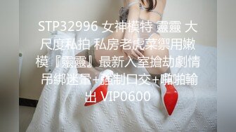 俩野性人妖和一金发精致丝袜小逼玩起逼妖大战前面舔屌后面还给操菊淫荡混乱