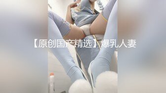 《魔手外购洗澡偸拍》贵在真实！二部非常有看点的年轻小嫩妹洗香香~第一个貌似用花洒水流自慰~第二个被发现赶紧撤离又来个回马枪1