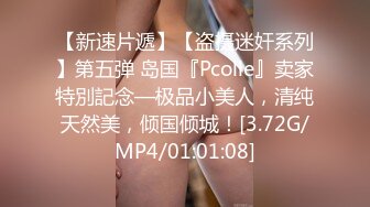  骚货老婆巨无霸自慰，老公的小鸡巴已满足不了需求，老公手拿假屌帮忙插！