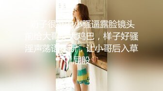 只穿着一件裹胸黑衣的性感大长腿美女 下体逼毛黑黝黝